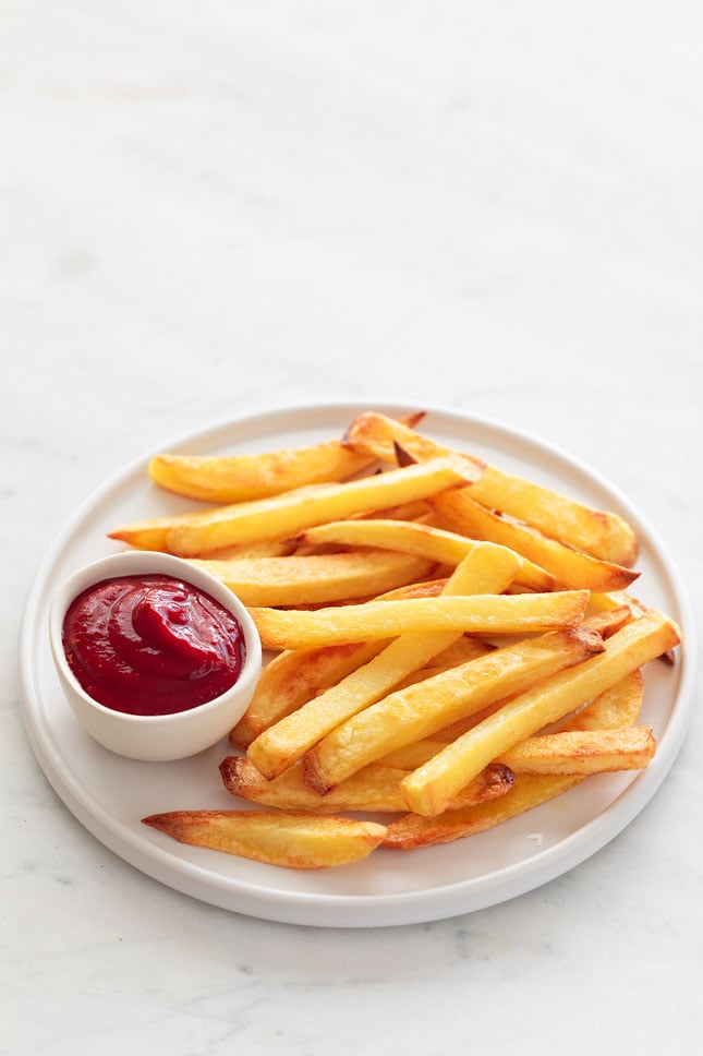 Baked French fries, a healthier and lighter alternative to classic French fries. They're so delicious, super crispy and made with 3 ingredients. #vegan #glutenfree #side #sidedish #potato #simpleveganblog Baked French Fries