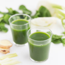 Green Juice For Beginners - This green juice is perfect for beginners because is made with simple ingredients and tastes so good. It's a super healthy and nutritious drink!