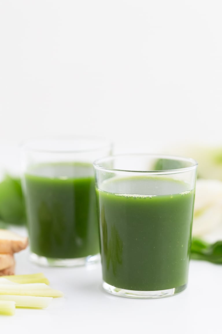 Green Juice For Beginners - This green juice is perfect for beginners because is made with simple ingredients and tastes so good. It's a super healthy and nutritious drink!