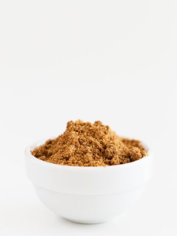 How To Make Garam Masala. - Learn how to make garam masala, a blend of ground spices common in Indian cuisine. This homemade version is so inexpensive and ready in less than 5 minutes. #vegan #glutenfree #simpleveganblog
