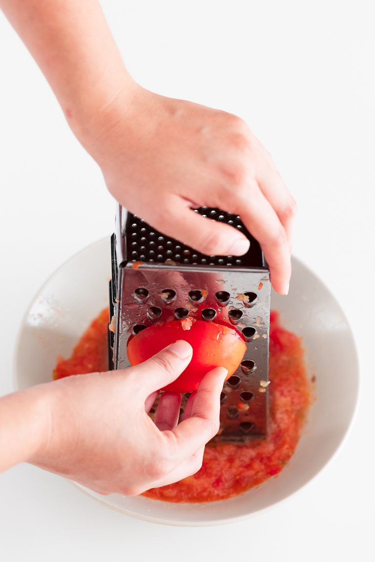 Pan con Tomate (Spanish Tomato Toast). - Pan con tomate is one of the most popular breakfast recipes in Spain. It's made with bread, garlic, tomatoes, salt and extra virgin olive oil. #vegan #simpleveganblog