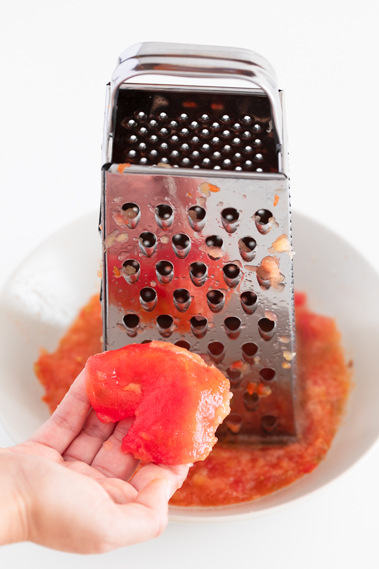 Pan con Tomate (Spanish Tomato Toast). - Pan con tomate is one of the most popular breakfast recipes in Spain. It's made with bread, garlic, tomatoes, salt and extra virgin olive oil. #vegan #simpleveganblog