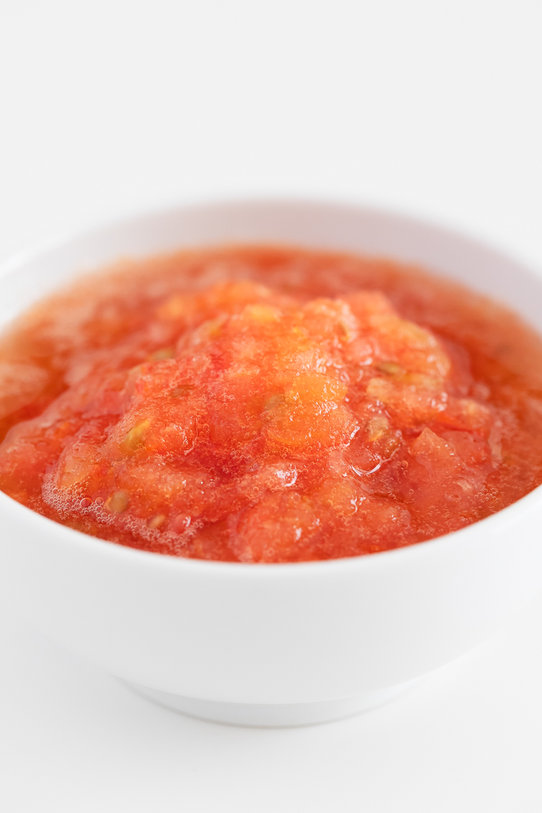 Pan con Tomate (Spanish Tomato Toast). - Pan con tomate is one of the most popular breakfast recipes in Spain. It's made with bread, garlic, tomatoes, salt and extra virgin olive oil. #vegan #simpleveganblog