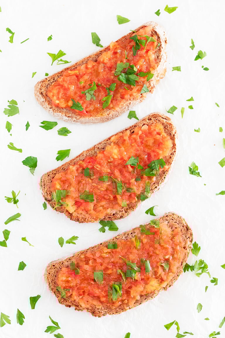 Pan con Tomate (Spanish Tomato Toast). - Pan con tomate is one of the most popular breakfast recipes in Spain. It's made with bread, garlic, tomatoes, salt and extra virgin olive oil. #vegan #simpleveganblog