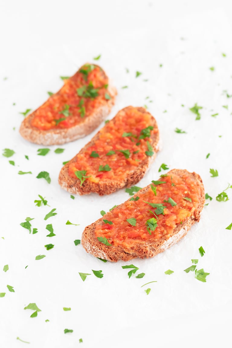Pan con Tomate (Spanish Tomato Toast). - Pan con tomate is one of the most popular breakfast recipes in Spain. It's made with bread, garlic, tomatoes, salt and extra virgin olive oil. #vegan #simpleveganblog