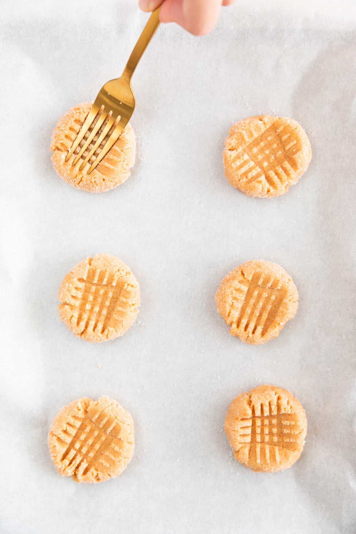 A fork flatten in a crisscross pattern a cookie.